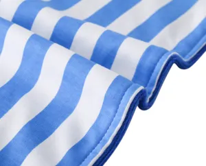 Λεπτομέρεια υφάσματος αιώρας γάτας με μπλε και λευκές ρίγες, μαλακό και άνετο υλικό.