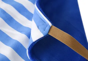 Κοντινή λεπτομέρεια από απαλή μπλε ριγέ βελούδινη αιώρα κατοικίδιων με ανθεκτικό ιμάντα.