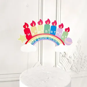 Regenboog wolk taart topper met kleurrijke kaarsen voor verjaardag feest decoratie.