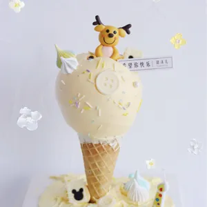 Kreativer Eistüten-Kuchen mit süßer Hirsche-Dekoration und bunten Streuseln für Party.