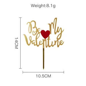 Vista detallada del adorno de tarta de acrílico dorado con corazón rojo, 14 cm y 10.5 cm.