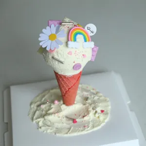 Kreative umgekehrte Eistorte Dekoration mit Regenbogen und Gänseblümchen für Party.
