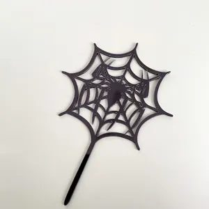 Detalle de adorno de pastel de telarana acrilico negro para fiesta de Halloween.