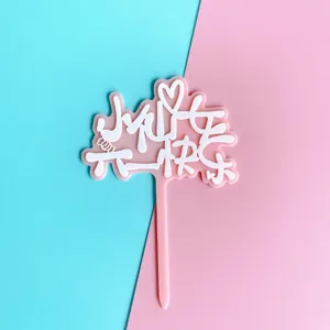 Detailansicht des rosa Acryl Tortenauflegers mit niedlichem chinesischem Text für Feiern.