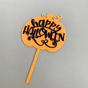 Primer plano del adorno para tarta de calabaza Happy Halloween de acrílico naranja.