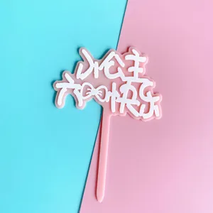 Rosa Acryl Kuchendeckel Detailaufnahme, ideal für Kindergeburtstagsfeier und Partydekoration.