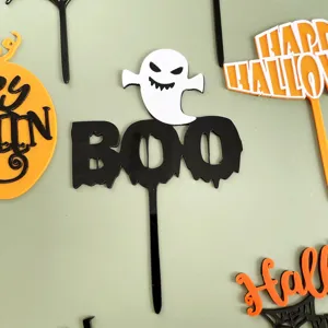 Primer plano detallado de adornos para tartas de Halloween de acrílico con fantasma.
