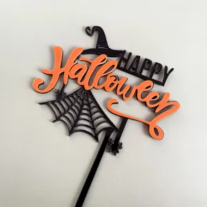 Primer plano detallado del adorno de tarta de Halloween en acrílico con tela de araña.