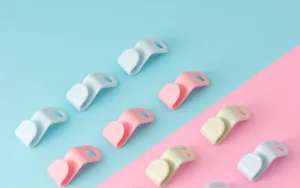 Ganchos de conexion para perchas de plastico colorido, clips apilables ahorradores de espacio.