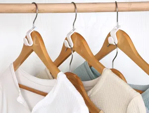 Ganchos de conexion para perchas de plástico para ahorro de espacio vertical en el armario.