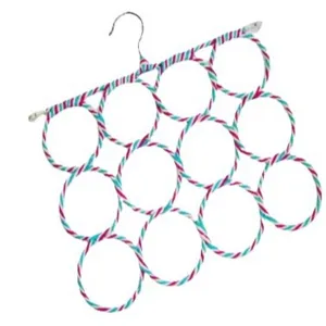 Kleurrijke sjaalhanger met meerdere geweven ringen en metalen haak voor nette kastopslag.