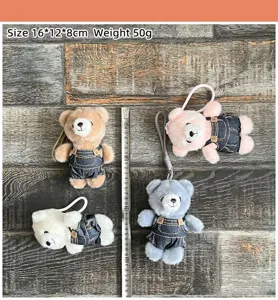 Simpatico ciondolo in peluche di orsetto con salopette di jeans, portachiavi morbido, 4 colori.
