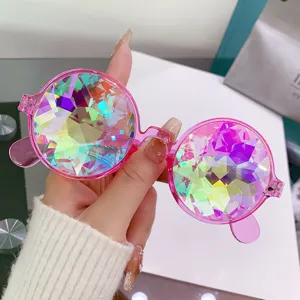 Occhiali da sole caleidoscopio rosa con lenti prismatiche per feste e festival musicali.