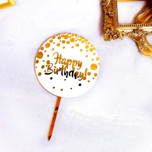 Vue detaillee d'un topper de gateau rond en acrylique dore avec texte de bon anniversaire.