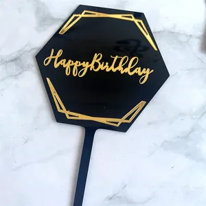 Décoration de gâteau hexagonale en acrylique noir avec bordure dorée et texte.