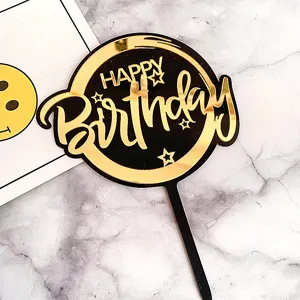 Détail de cake topper Joyeux Anniversaire en acrylique, design élégant or et noir fête.