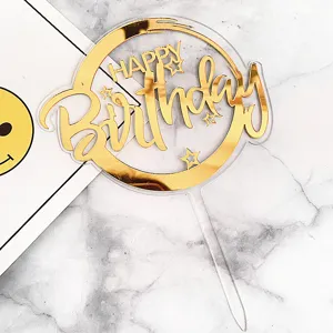 Détail de décoration de gâteau d'anniversaire en acrylique doré miroir pour fête et déco