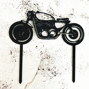 Détail de topper moto noir, design silhouette acrylique pour anniversaire, décoration de table.