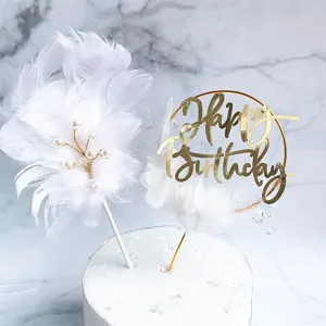 Χρυσό ακρυλικό topper τούρτας Happy Birthday με λευκά φτερά και πέρλες για διακόσμηση.