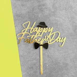 Topper per torta Buon Festa del Papà in acrilico dorato con cappello a cilindro e papillon.