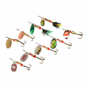 Set di esche da pesca rotanti in metallo con palette colorate e ami tripli affilati.