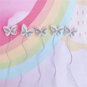 Detalle en primer plano del adorno de pastel de mariposa bordado con alambre para fiesta.