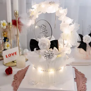 Vue détaillée de la décoration de gâteau camélia avec plumes et perles pour fête élégante.