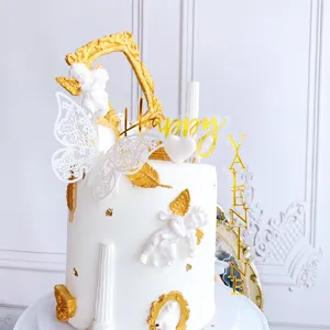 Detail van Valentijn taarttopper set, wit goud engel vlinder barok stijl feestdecor.