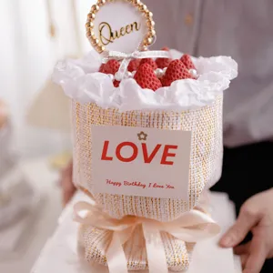 Bouquet de fraises emballage cadeau créatif avec cartes de vœux et décoration de ruban romanti