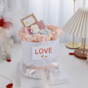 Gâteau camélia avec nœud perlé et filet blanc, décoration élégante pour la fête des mères.