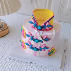 Muttertag rosa Qipao Torte Dekoration mit eleganter Perlenkette und chinesischem Kragen.
