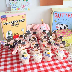Vista detallada de adornos para tarta de graduación con bonitos personajes de niños y niñas.