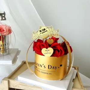 Coffret cadeau de roses rouges pour la fête des mères avec toppers dorés et poignée.