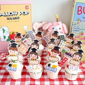 Detalle de adornos para cupcakes de graduación con lindos estudiantes y carteles motivadores.