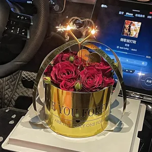 Boîte cadeau de roses dorées de luxe avec cierge magique cœur, roses rouges détail