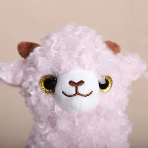 Suesse rosa gelocktes schaf plueschtier detail nahaufnahme kuschelige puppe anhanger