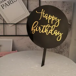 Schwarzer runder Acryl Happy Birthday Kuchenaufsatz mit eleganter goldener Aufschrift.
