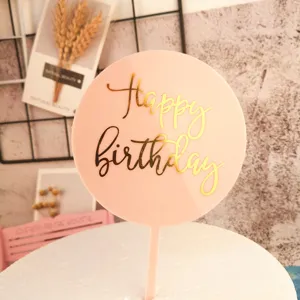 Rosa Acryl Kuchendeckel Detail mit eleganter goldener Happy birthday Schreibschrift.