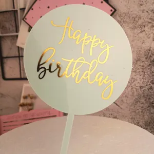 Runder mintgrüner Acryl Happy Birthday Kuchenaufsatz mit goldener Folienbeschriftung.
