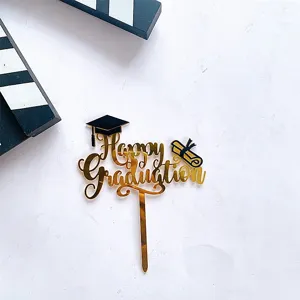 Goldener Acryl Happy Graduation Tortenaufsatz mit Hut und Rolle fuer Abschlussfeier.