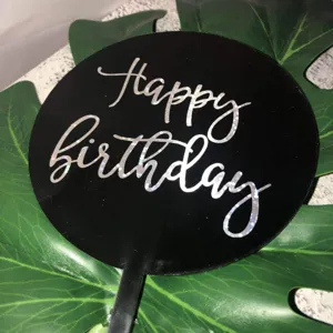 Schwarzer runder Acryl Tortenaufleger mit Happy Birthday Schrift für Kuchen Dekoration