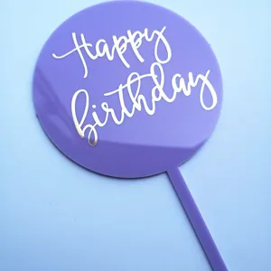 Lila runder Acryl Tortenaufleger mit Happy Birthday Schrift, ideal für Geburtstagstorte.