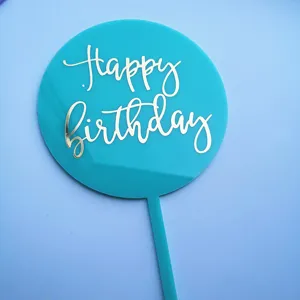 Acryl Geburtstag Tortenaufsatz Detail, runder blauer Topper mit goldener Aufschrift.