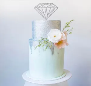 Detailansicht eines eleganten silbernen Glitzer Diamant Kuchendeckers mit Blumendekor.