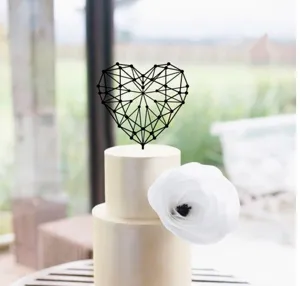Geometrischer Herz-Kuchendeckel Detailansicht, elegante Hochzeit Geburtstag Deko Einleger.