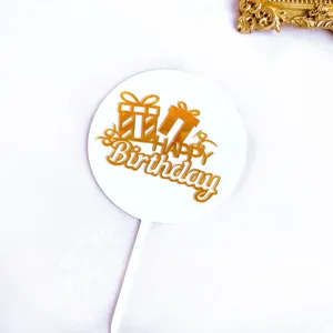 Gros plan d'un topper de gâteau en acrylique double couche avec boîte cadeau et texte.