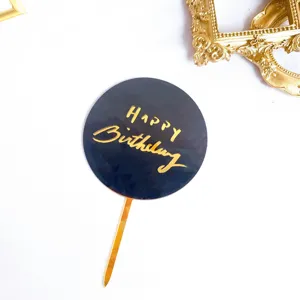 Vue detaillee du topper de gateau d'anniversaire en acrylique noir avec texte Happy Birthday.