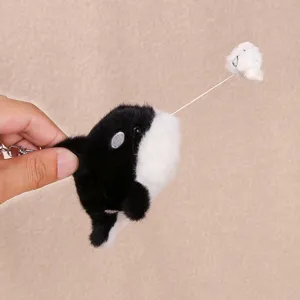 Llavero de peluche de ballena asesina bonito con pez retráctil pequeño vista detallada