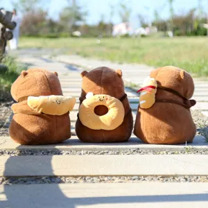 Detailansicht süßer Wasserschwein Plüschtiere mit lustigem Mini Brot Rucksack draußen.