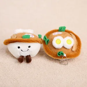 Vista detallada del lindo llavero de peluche de ramen con textura suave y diseño de fideos.